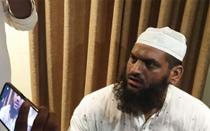 সোনারগাঁওয়ে দ্বিতীয় স্ত্রীসহ মাওলানা মামুনুল হক যুবলীগ-ছাত্রলীগের হাতে লাঞ্ছিত