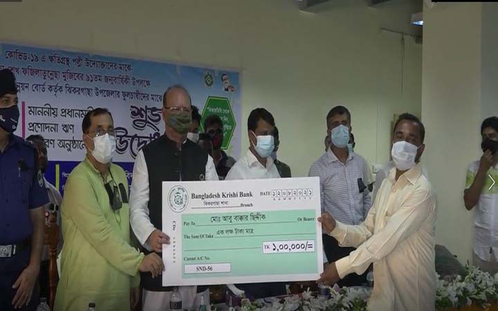 যশোরে ফুল চাষীদের মাঝে প্রণোদনা ঋণ বিতরণ