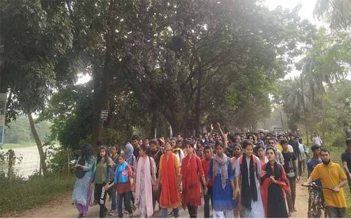 বন্ধের মধ্যেও বিক্ষোভে উত্তাল জাবি