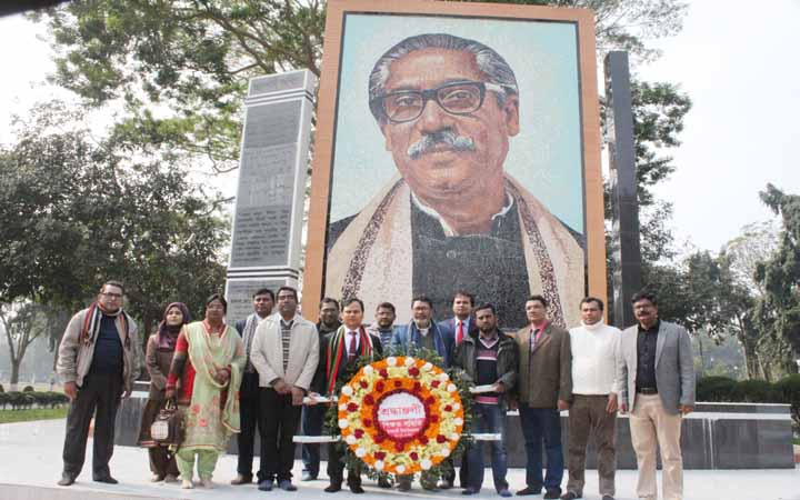 মুজিব ম্যূরালে ফুল দিয়ে ইবি শিক্ষক সমিতির নতুন কমিটির কার্যক্রম শুরু