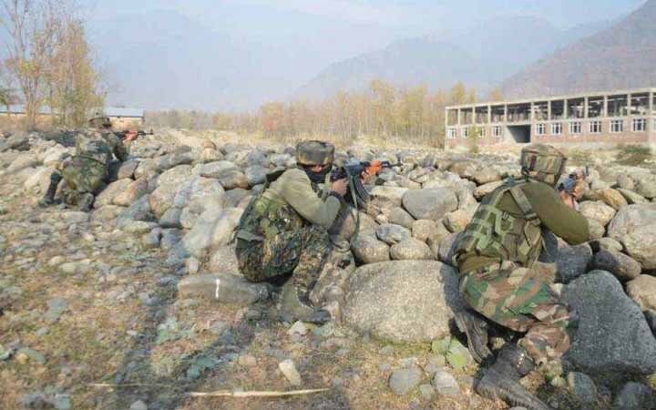 কাশ্মিরে গোলাগুলি,দুই ভারতীয় সেনা নিহত