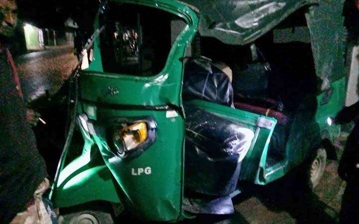 জয়পুরহাটে দাঁড়িয়ে থাকা ট্রাকে সিএনজির ধাক্কা, নিহত ১