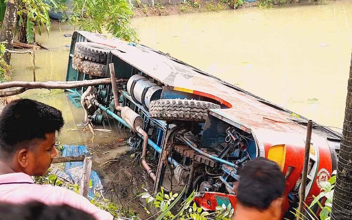 বাস খাদে পড়ার ১১ঘণ্টা পর যাত্রীর মরদেহ উদ্ধার