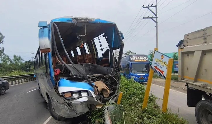 ঢাকা-টাঙ্গাইল মহাসড়কে বাস দুর্ঘটনায় আহত ১০