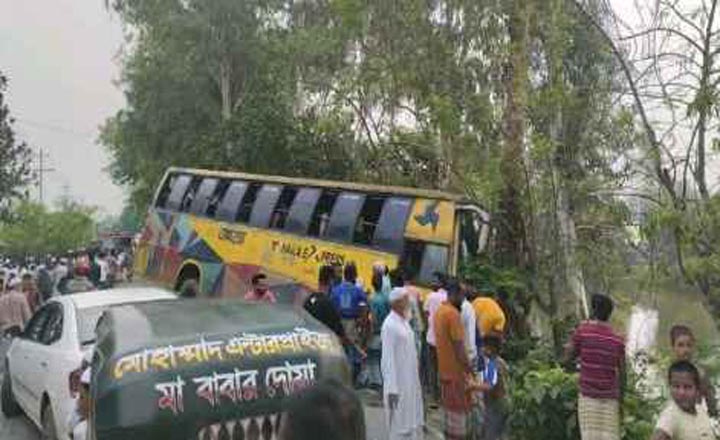 সিরাজগঞ্জে বাসচাপায় অটোভ্যানের ৩ যাত্রী নিহত
