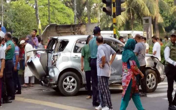 কুর্মিটোলায় মাইক্রোবাসের ধাক্কায় ১৪ পথচারী আহত