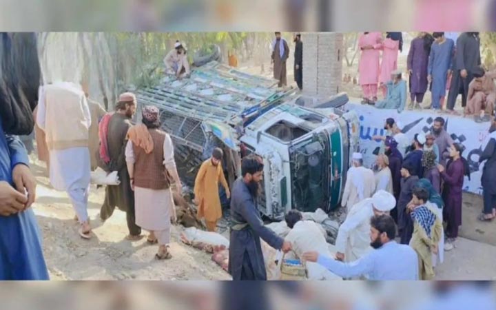 পাকিস্তান থেকে ফেরা আফগান শরণার্থীদের ট্রাক উল্টে নিহত ১৮