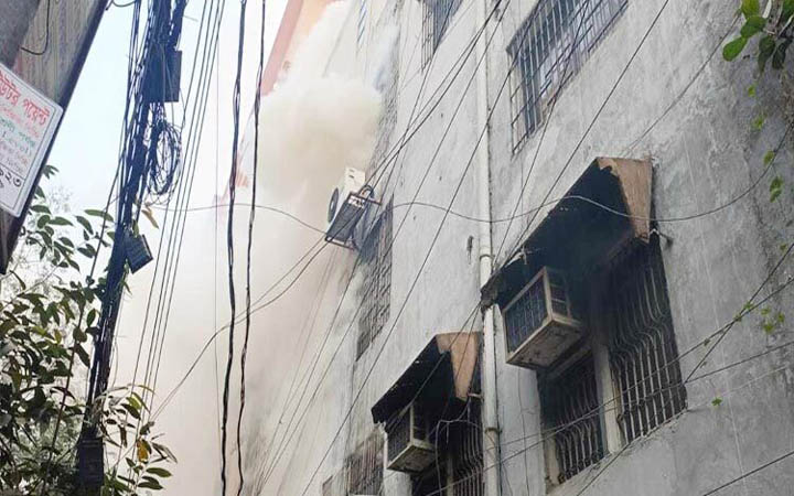 পুরানা পল্টনে ভবনে আগুন, নিয়ন্ত্রণে ৬ ইউনিট