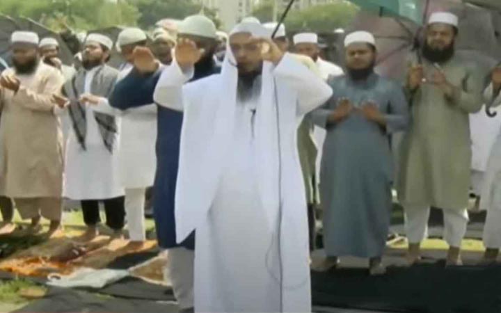 শায়খ আহমাদুল্লাহর ইমামতিতে বৃষ্টির জন্য নামাজ