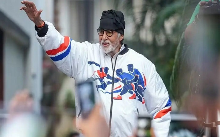 ভক্তদের দেখা দিলেন অমিতাভ বচ্চন