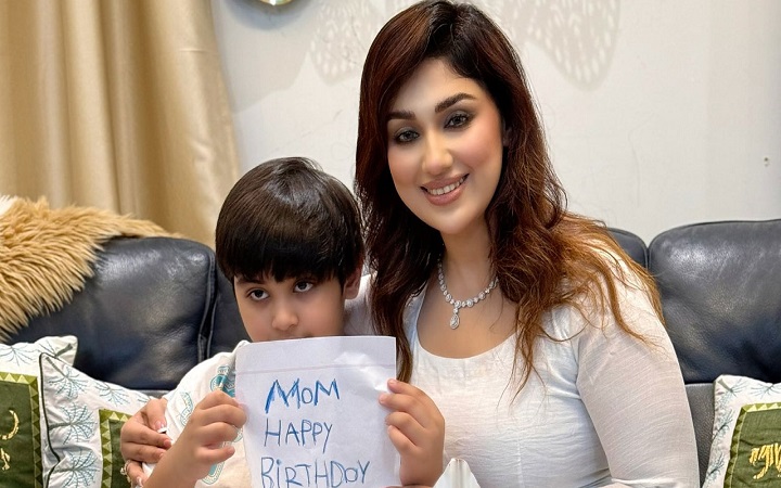 ছেলের সঙ্গেই কেক কেটে জন্মদিন উদযাপন অপু বিশ্বাসের