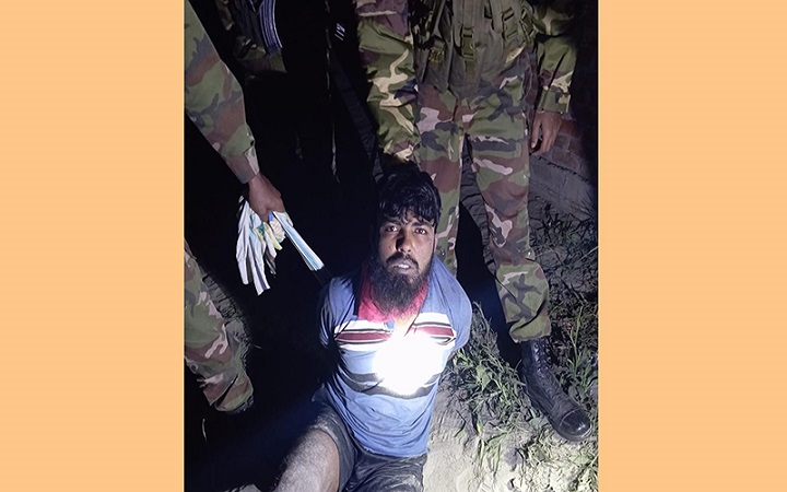 যৌথবাহিনীর অভিযানে আড়াইহাজারে অস্ত্রসহ ডাকাত গ্রেফতার