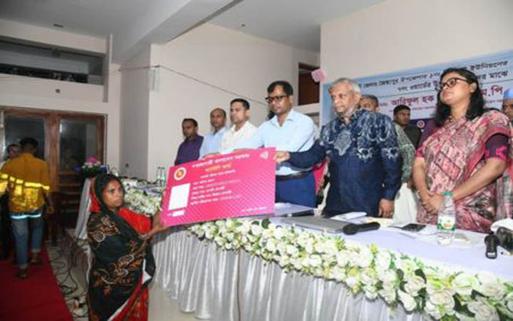 ফ্যামিলি কার্ড নিয়ে বসে থাকলে হবে না, আয়বর্ধক কাজ করতে হবে: শ্রমমন্ত্রী আরিফুল হক