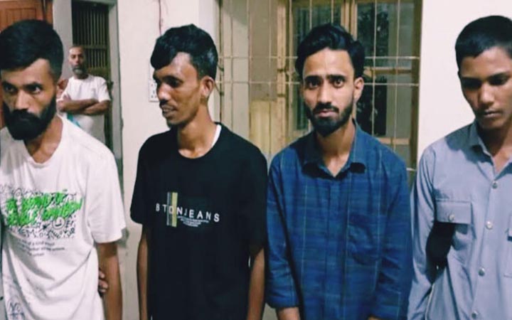 ভৈরবে দেশীয় অস্ত্রসহ ৪ ছিনতাইকারী আটক