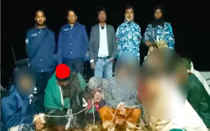 মেঘনায় ট্রলারসহ ৫০ মণ জাটকা জব্দ, আটক ৯