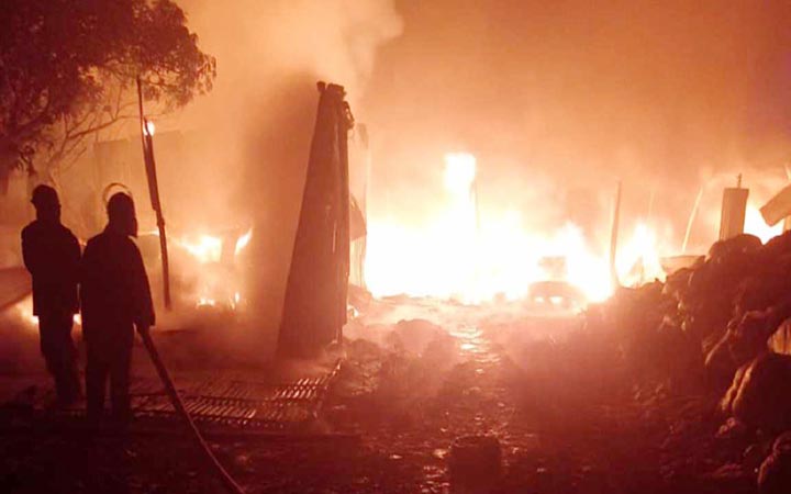 আশুলিয়ায় ঝুটের গুদামে আগুন