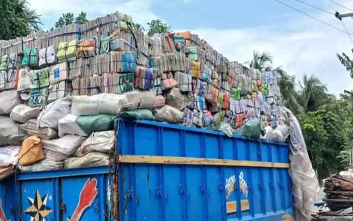 তিন ট্রাকভর্তি ৪ লাখ পাঠ্যবই জব্দ নিয়ে তুলকালাম!