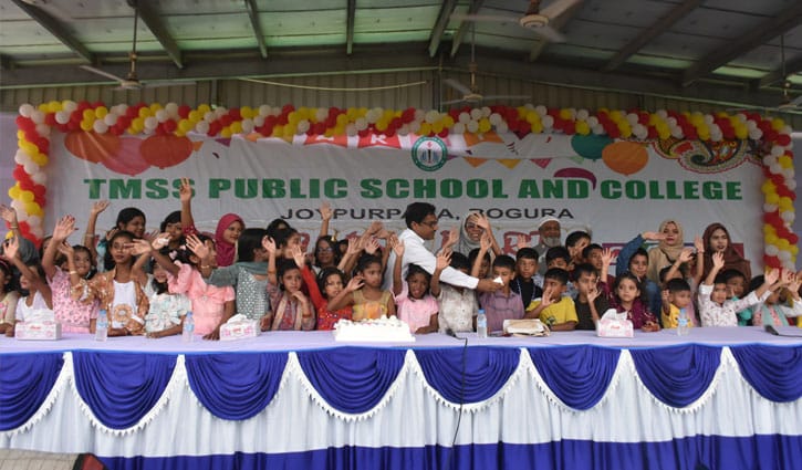 বগুড়ায় টিএমএসএস পাবলিক স্কুল অ্যান্ড কলেজে নবীন বরণ