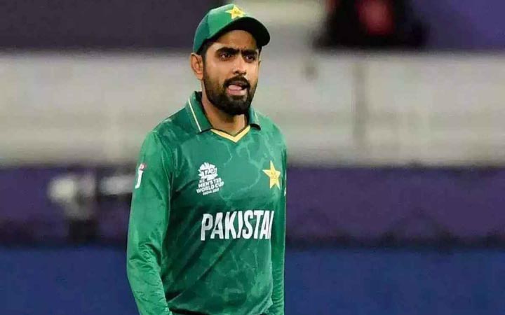 পাকিস্তানের অধিনায়কত্ব ছাড়লেন বাবর আজম