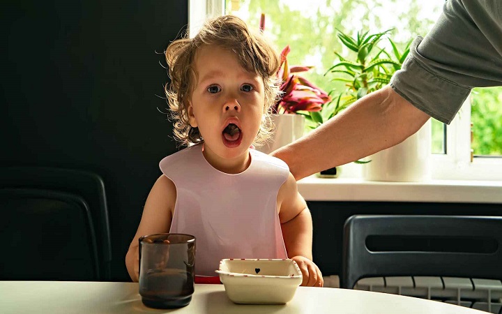 খাওয়ানোর সময় শিশুর গলায় খাবার আটকে গেলে কী করবেন?