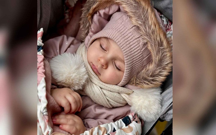 শীতে শিশুদের মোজা-টুপি পরিয়ে ঘুমাতে দেওয়া উচিত?