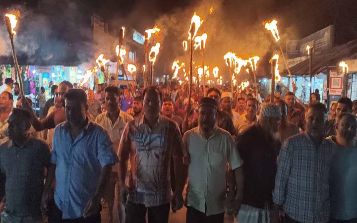 বাগেরহাটে আসন কমানোর প্রস্তাবের প্রতিবাদে মশাল মিছিল