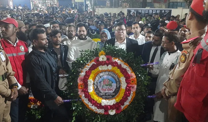 বাগেরহাটে ভাষা শহীদদের শ্রদ্ধা জানাতে জনতার ঢল