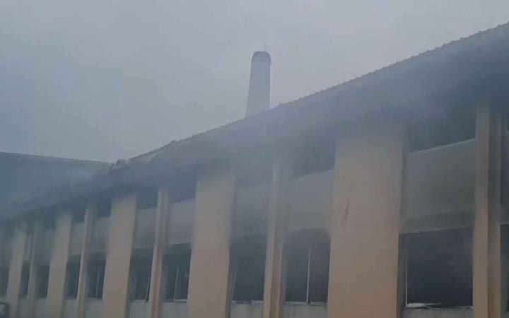 এবার বাগেরহাটে প্লাইউড কারখানায় আগুন