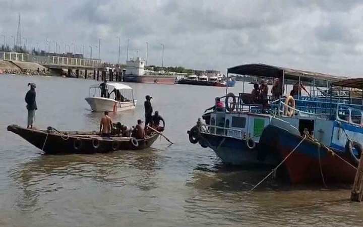 মোংলায় ট্রলার থেকে নদীতে পড়ে মাঝি নিখোঁজ