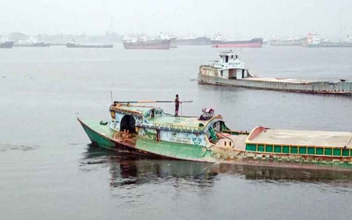 যাত্রীবাহী লঞ্চের ধাক্কায় ডুবল বালুবাহী বাল্কহেড