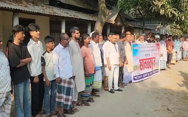 ব্রাহ্মণবাড়িয়ায় অবৈধভাবে বালু উত্তোলন ঠেকাতে মানববন্ধন