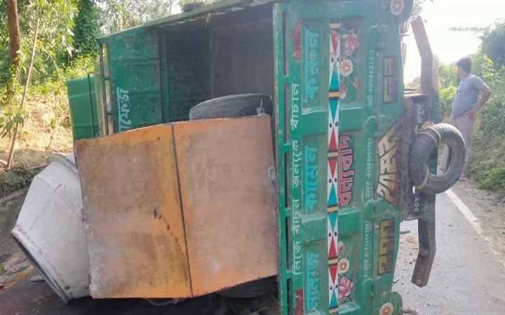 বান্দরবানে ট্রাক উল্টে দুই শ্রমিক নিহত