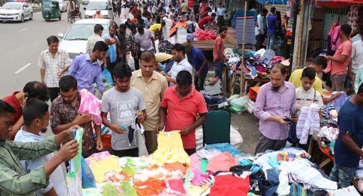 শেষ মূহুর্তে কেনা কাটায় ব্যস্ত মানুষ