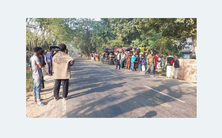 পাবনা সড়ক দুর্ঘটনায় স্কুলছাত্রসহ ৩ জন নিহত