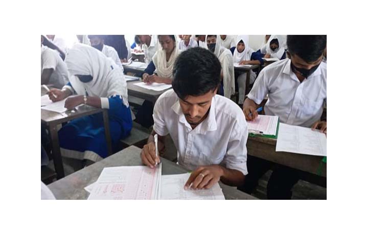 বাবার লাশ বাড়িতে রেখে পরীক্ষা দিলো ছেলে
