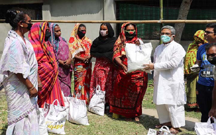 চাটমোহরে হিজরাদের মধ্যে খাদ্যসামগ্রী বিতরণ