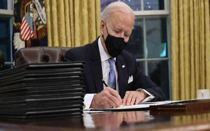 মুসলিম দেশগুলোর ওপর থেকে নিষেধাজ্ঞা প্রত্যাহার করলেন বাইডেন