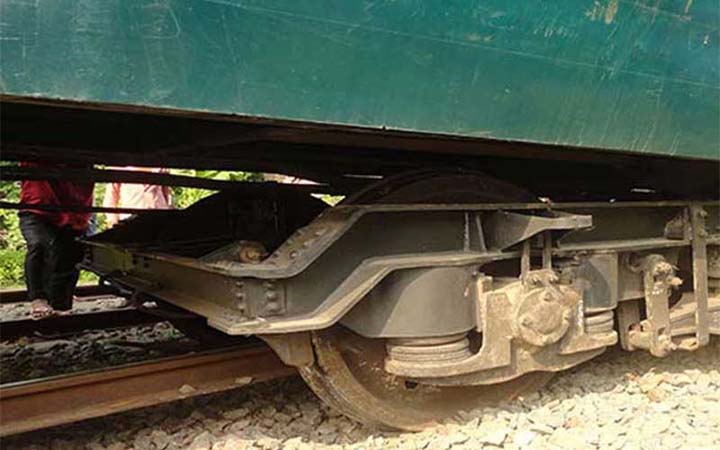 গাজীপুরে ট্রেন লাইনচ্যুত, ঢাকার সাথে উত্তরাঞ্চলে ট্রেন চলাচল বন্ধ