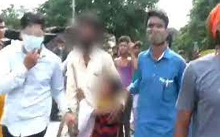 ভারতে ছোট্ট মেয়ের সামনে মুসলিম ব্যক্তিকে বেদম মারধর