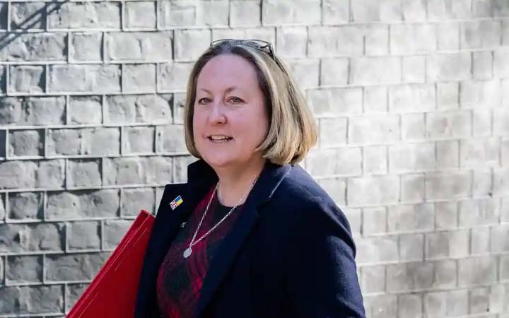 পুরুষ সহকর্মীদের ‘হাত পকেটে' রাখতে বললেন ব্রিটিশ নারী মন্ত্রী