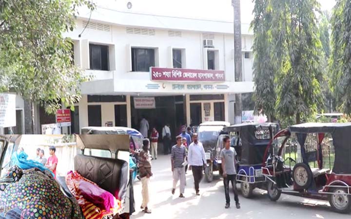 পাবনায় বিটুমিনের ড্রাম বিস্ফোরণে দগ্ধ তিন শ্রমিককেই ঢাকায় স্থানান্তরিত
