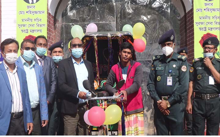 স্বাভাবিক জীবনযাপনের জন্য পাবনায় কারামুক্ত মাদকাসক্তকে রিক্সা উপহার