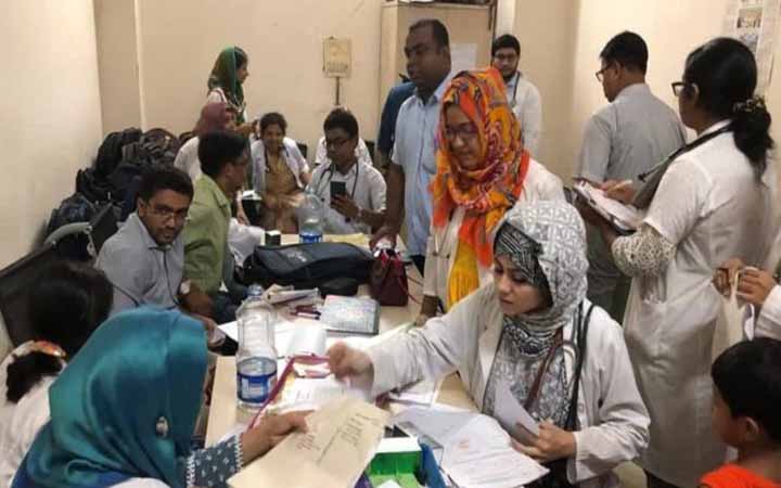ঈদে বাড়ি যাবে লক্ষ মানুষ, স্বাস্থ্য ঝুঁকির আশঙ্কা কতটা?