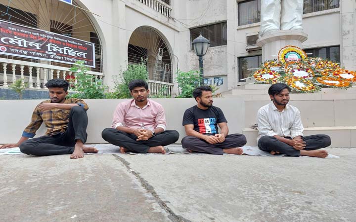 আমরণ অনশনে কুবির ৪ শিক্ষার্থী
