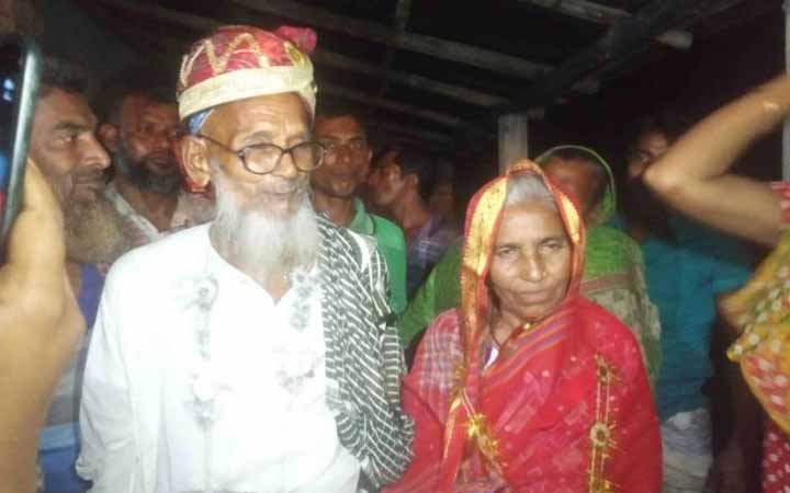 নিঃসঙ্গতা কাটাতে বৃদ্ধ-বৃদ্ধার বিবাহ, গ্রামজুড়ে আনন্দ