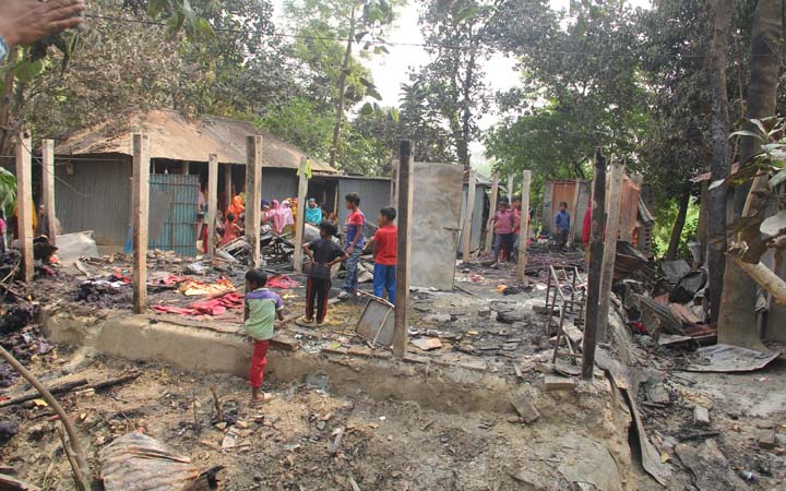পাবনায় শক্রতার আগুনে পড়ে ছাই ব্যবসায়ীর বসতভিটা