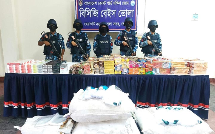 কুরিয়ার সার্ভিসের কাভার্ডভ্যানে মিলল ৭ কোটি টাকার অবৈধ মালামাল