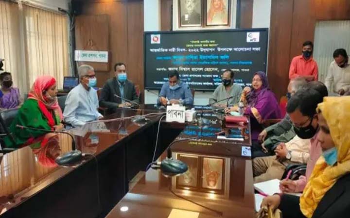 থাপ্পড় দিয়ে জেলা মহিলা বিষয়ক কর্মকর্তাকে পাবনা ছাড়া করার হুমকি এমপির বিরুদ্ধে