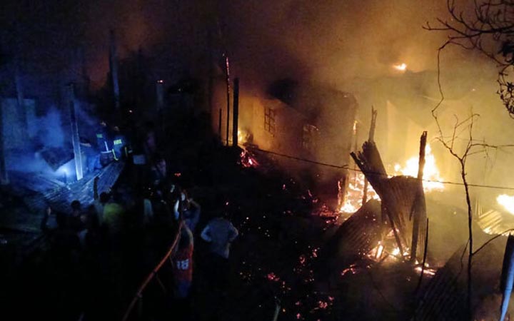 বোয়ালখালীতে আগুনে পুড়লো ৫ বসতঘর