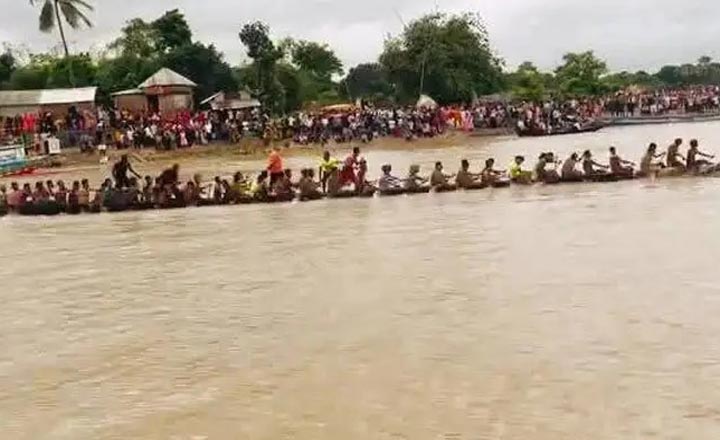 নড়াইলে নৌকাবাইচ দেখতে হাজারো মানুষের ঢল